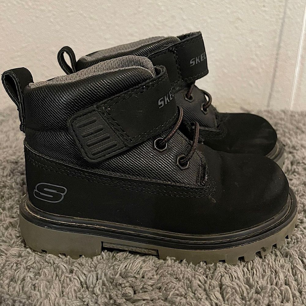 Black Sketcher boots size 7 toddler